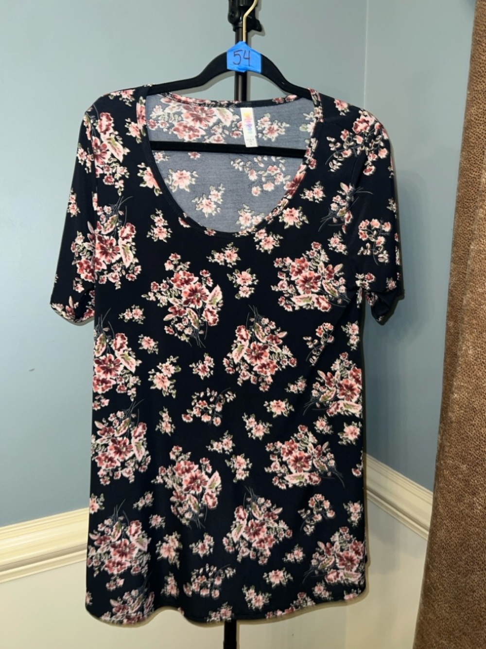 LuLaRoe Black Short Sleeve Scoop Neck Top with‎ Pink Floral Print